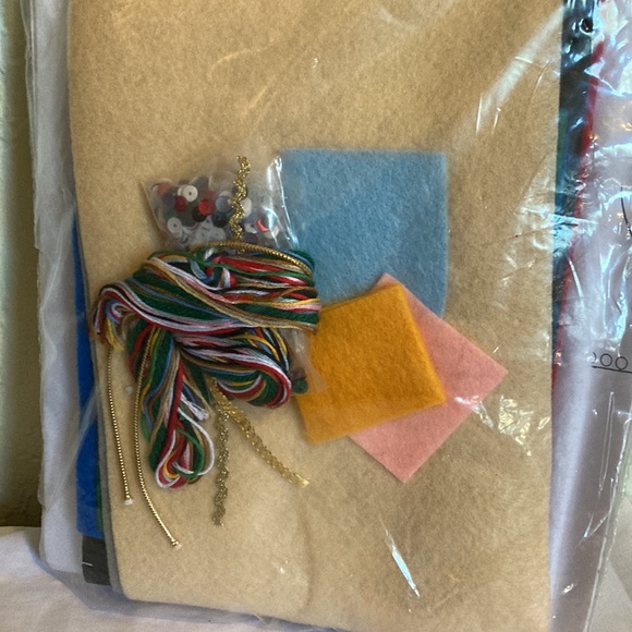 Design Works Crafts Felt Stocking Embroidery Kit Sequin Snowman Raccoon #5029 - Picture 5 of 5